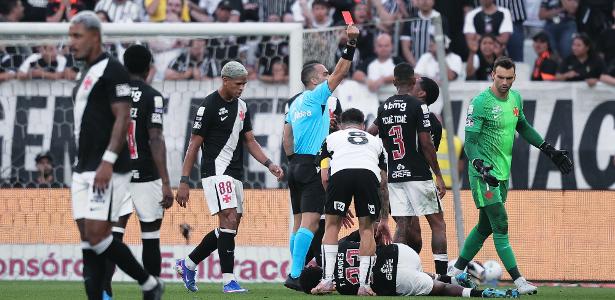 STJD dá gancho de 2 jogos a André e absolve Corinthians por frase no telão