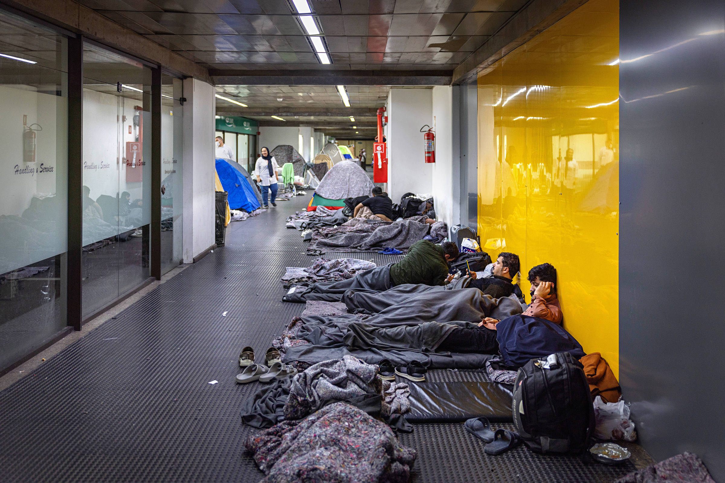 Justiça facilita processo de cidadania para migrantes de oito países em crise humanitária