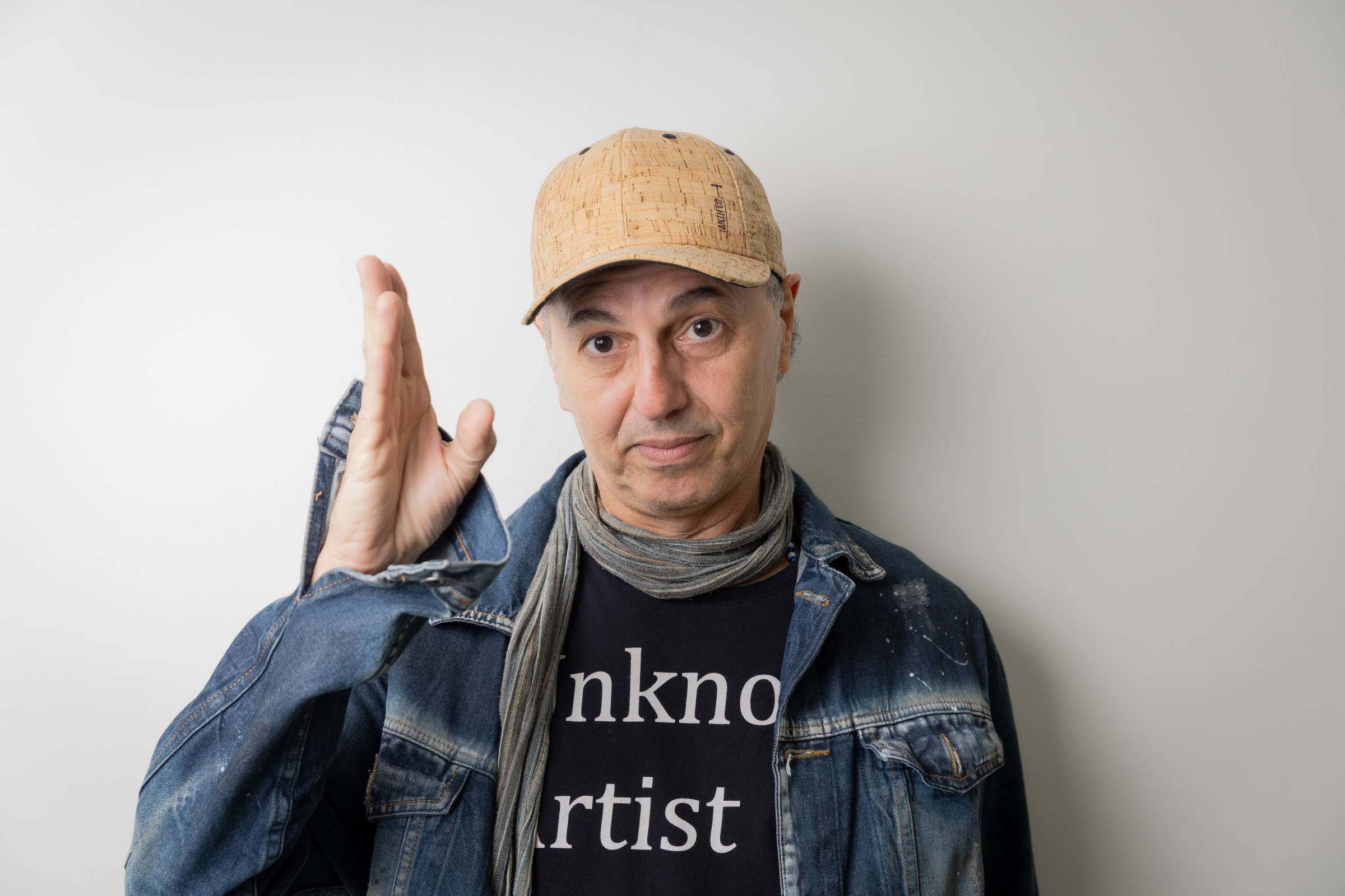 Zeca Baleiro se apresenta em festa junina de escola de elite de SP
