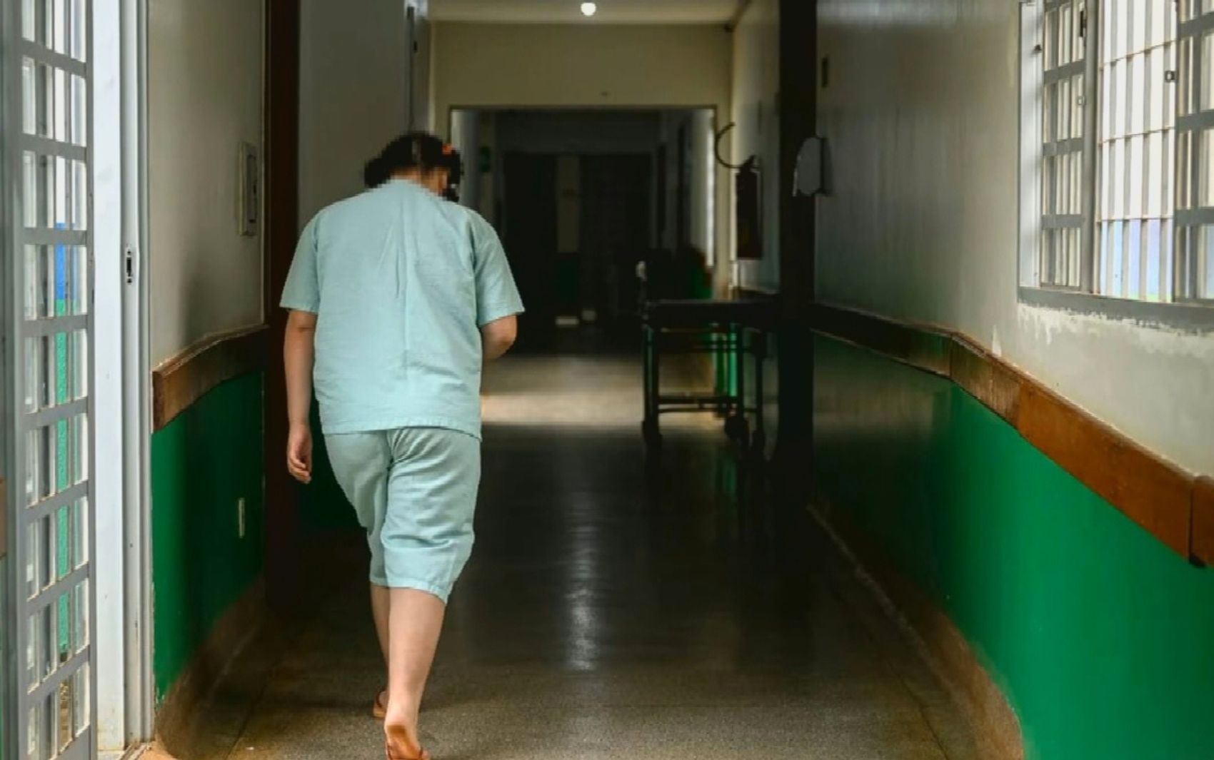 Adolescente levada a hospital após avó morrer deixa unidade depois de um ano internada