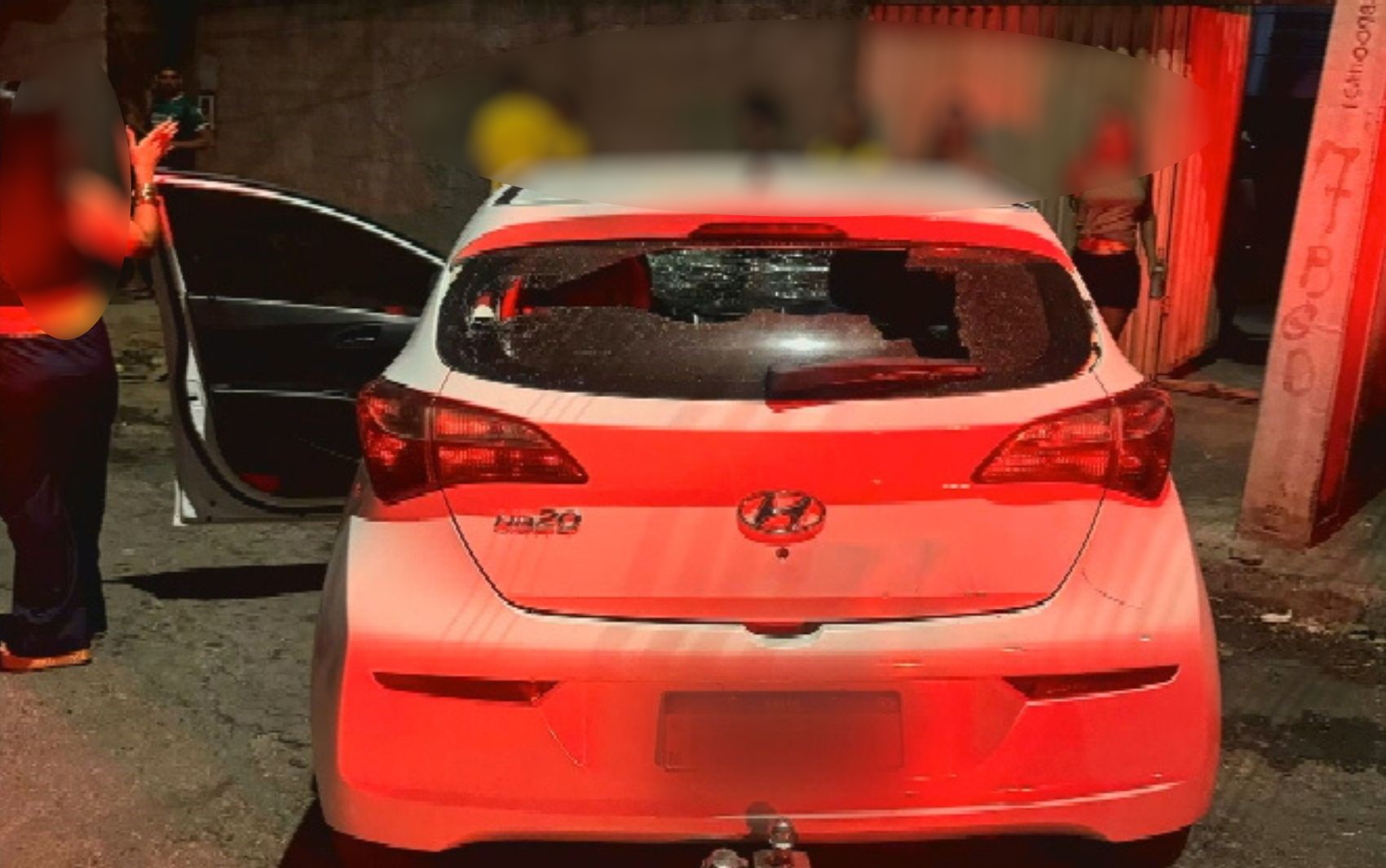 Biomédica atropela criança e adolescentes ao usar carro para invadir casa onde estava o ex, diz polícia