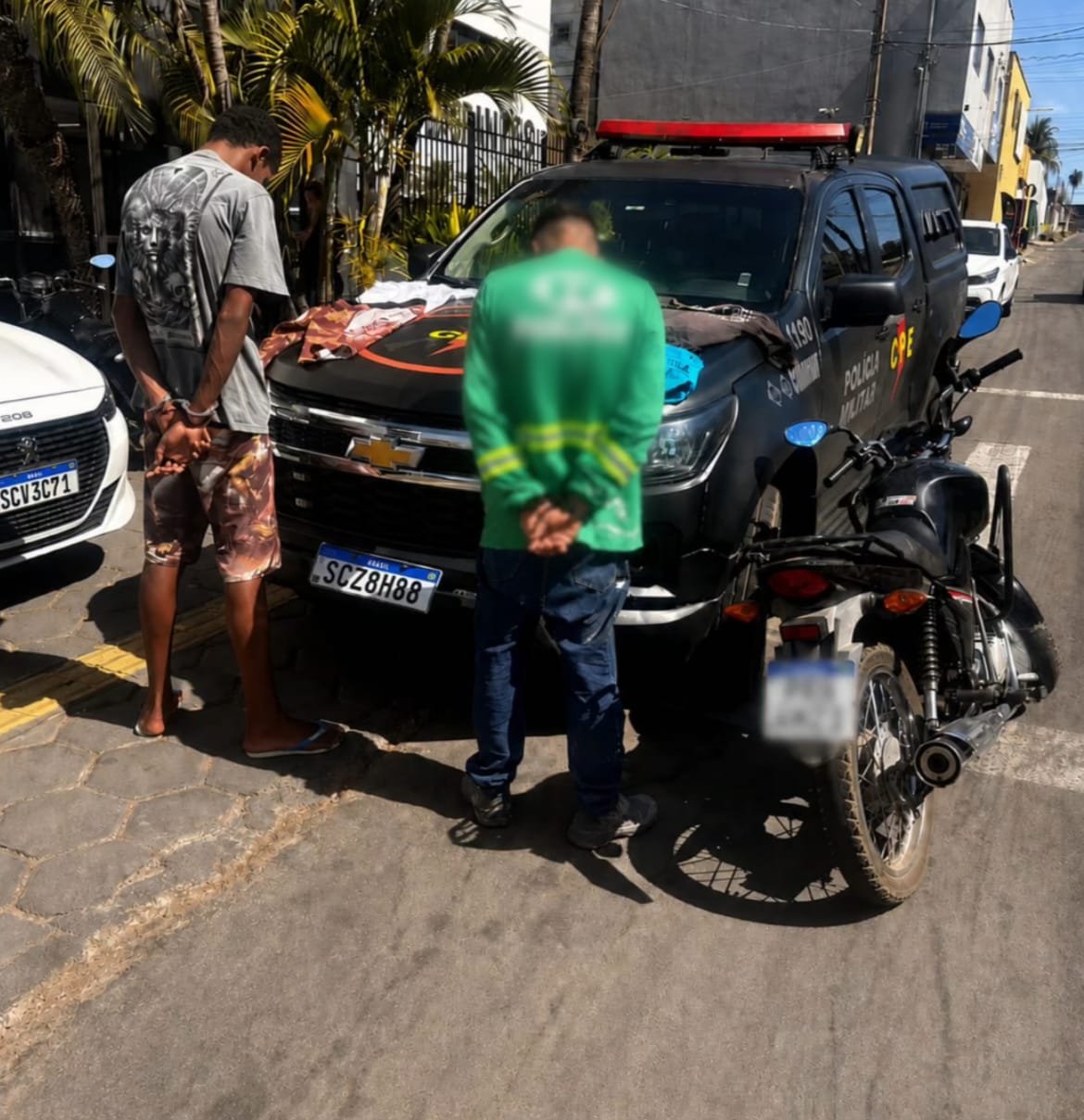 CPE prende homem e apreende adolescente suspeitos de roubar idosa e adolescente em Aparecida