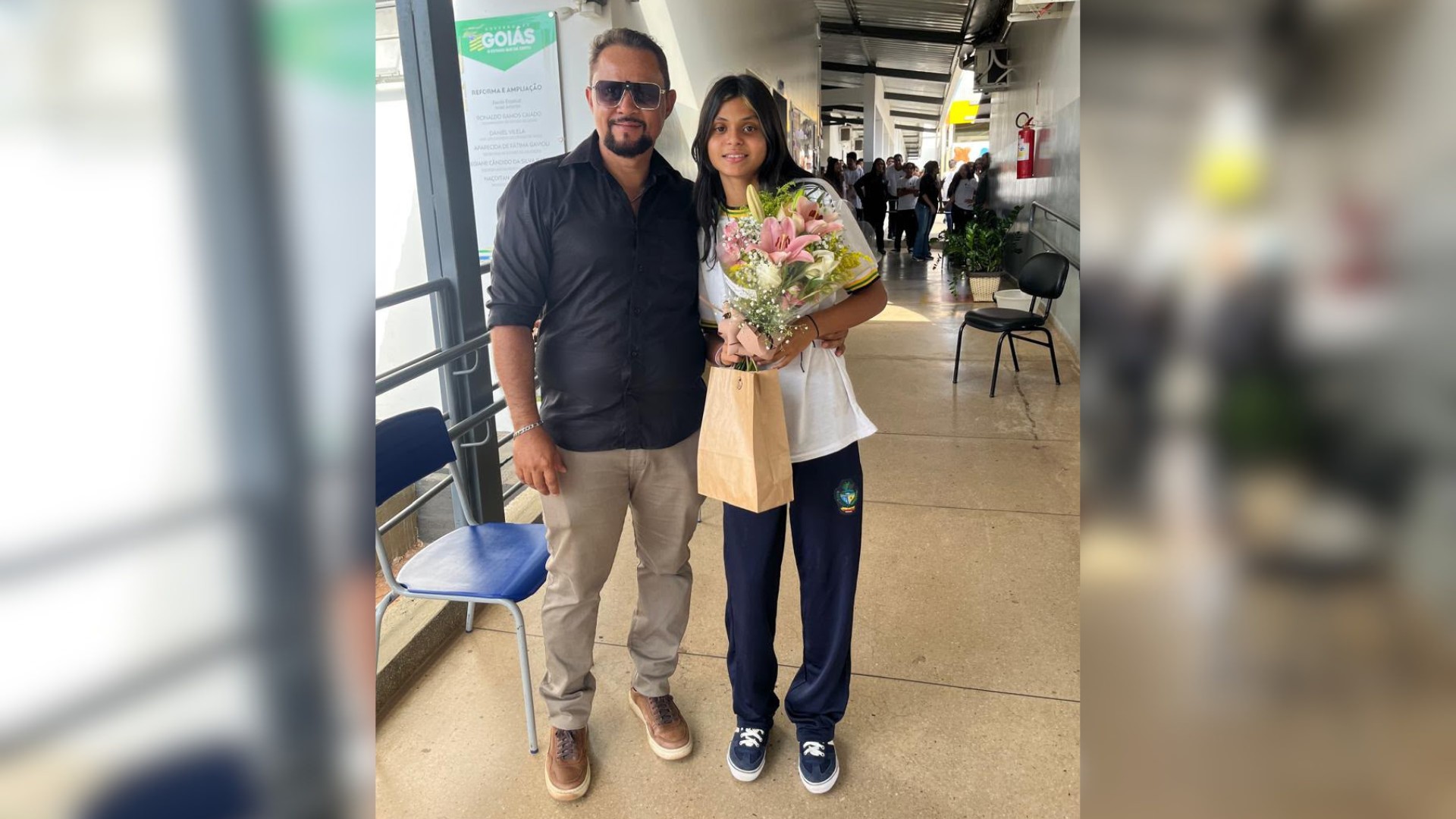 Pai leva buquê de flores para filha na escola no dia do aniversário, e gesto emociona