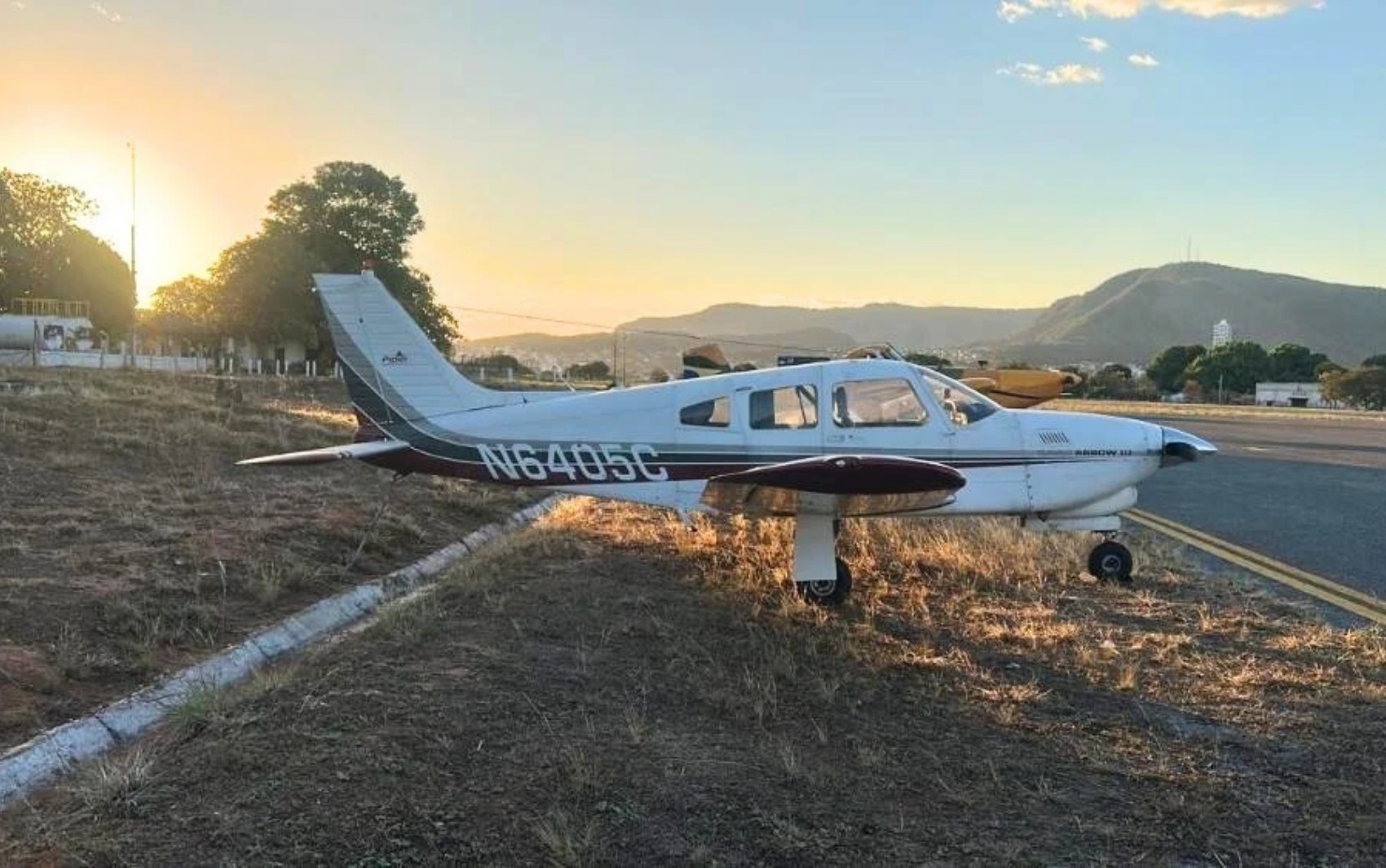 Avião faz pouso de emergência na GO-174, em Goiás; vídeo