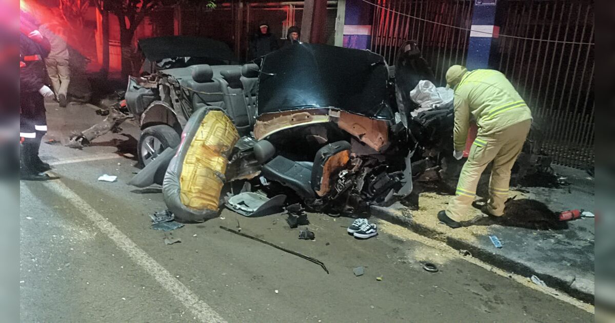 Passageira de carro que colidiu violentamente contra poste morre no hospital em Arapongas